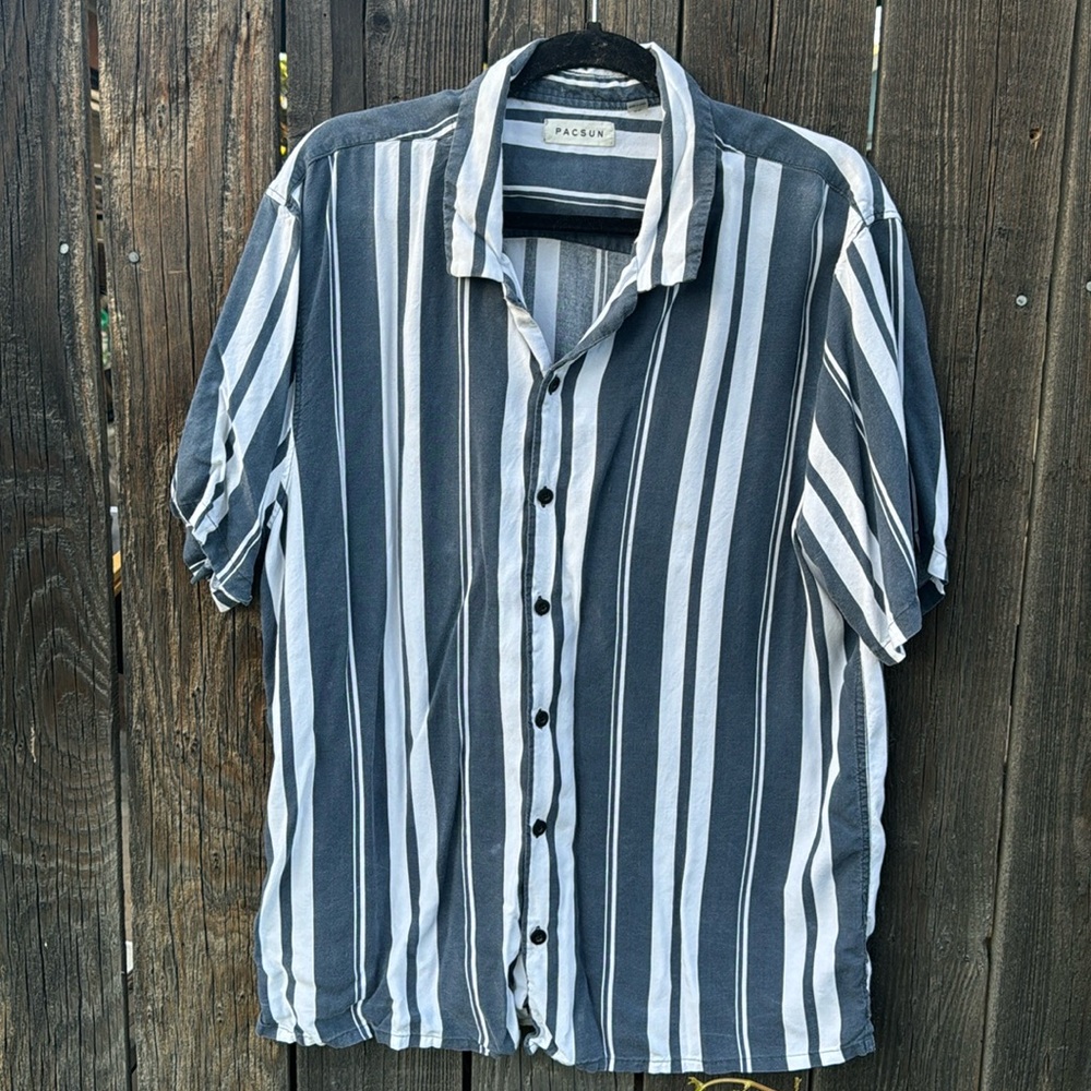 Pacsun short-sleeve casual mens button up. size XL